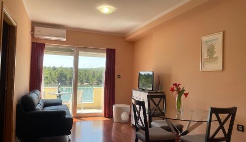 Apartment with Pool View 
