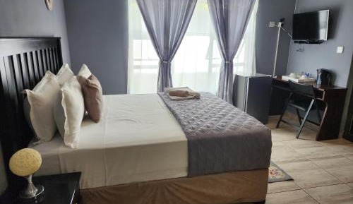 Deluxe Queen Room