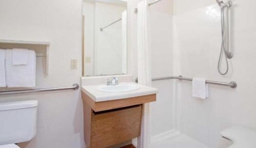 Standard Double Room with Roll-In Shower - Disability Access/Non-Smoking 