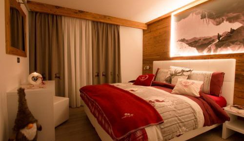 Deluxe One-Bedroom Apartment