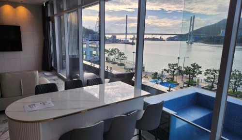 Deluxe Suite with Sea View