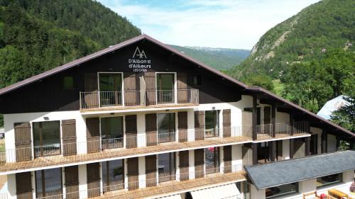 Apartment with Mountain View