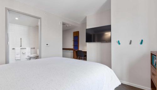 Queen Room - Mobility Accessible