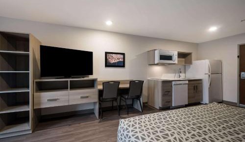 QUEEN SUITE W DISHWASHER (DISHES/COOKWARE INCLUDED)