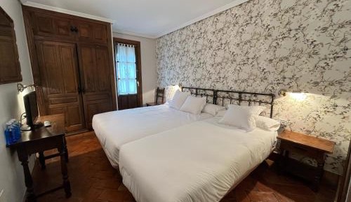 Deluxe Room (2 Adults + 1 Child)