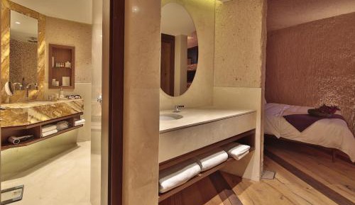 Superior Cave Suite 