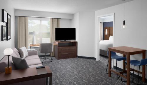 One-Bedroom Queen Suite