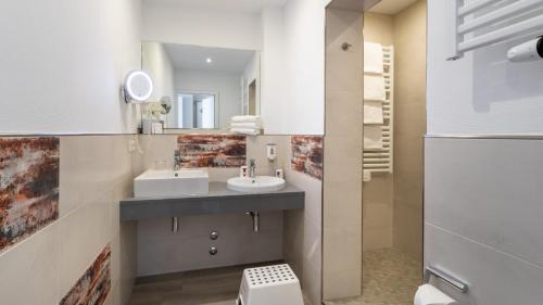 Deluxe Double Room (1 adult + 1 child)