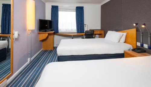 Standard Twin Room with Free Hot Breakfast - Accessible