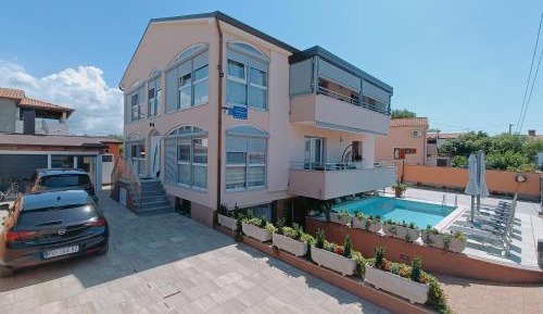 Apartment with Pool View 