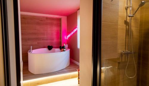 Deluxe Suite with Spa Bath
