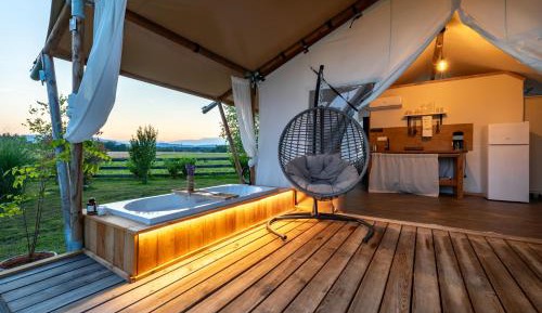 Deluxe Glamping Tent with ensuite Bathroom & Outdoor Tub
