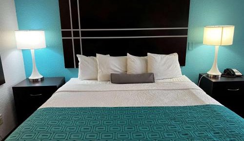 King Room with Bathtub - Mobility/Hearing Accessible