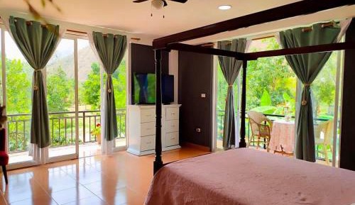 Deluxe Queen Room
