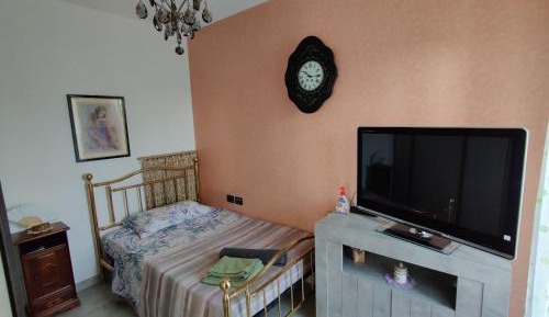 Single Room with Shared Bathroom