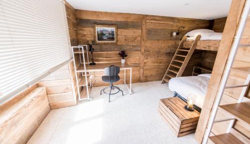Apartment with Mountain View
