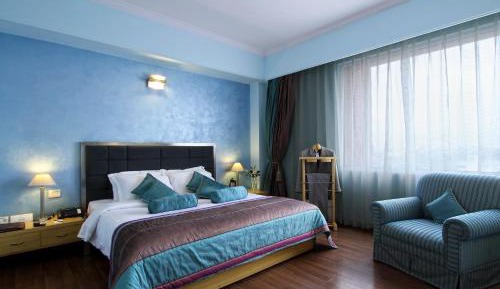 Suite with round trip airport transfers