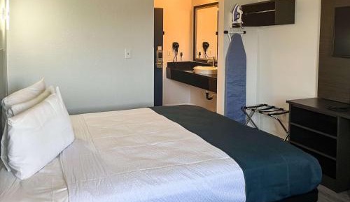 Queen Room - Disability Access - Non-Smoking