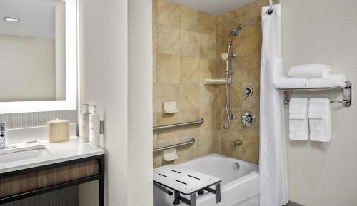 King Room with Accessible Tub - Mobility Access