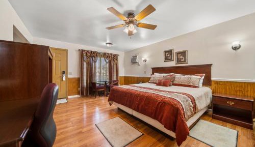  Jacuzzi Suite With King and Full Bed