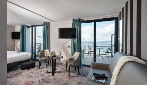 Exceptional Suite with Private Whirlpool Bath and Sea View