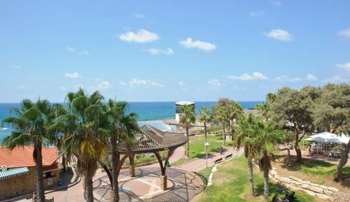 One-Bedroom Suite with Balcony and Sea View