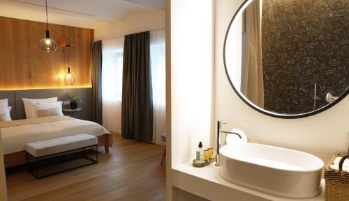 Deluxe One-Bedroom Apartment