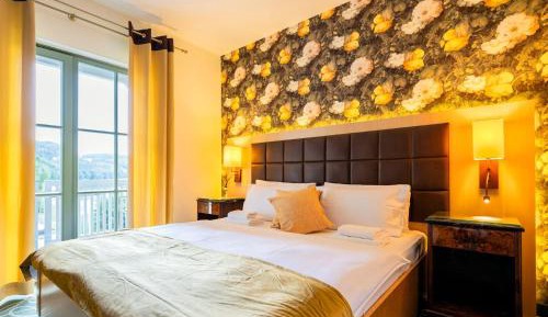 Superior room with partial Elbe view & balcony