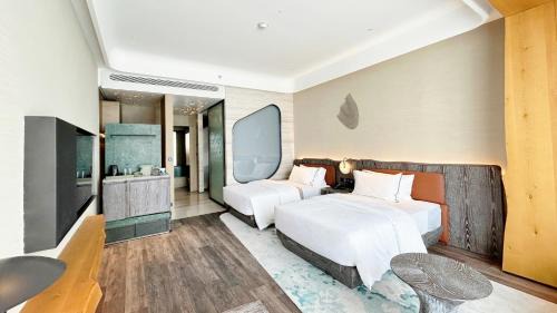 Deluxe Double Room with Two Double Beds and City View