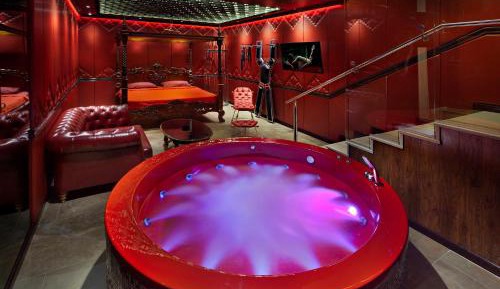 Queen Suite with Spa Bath