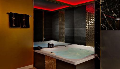 Deluxe Suite with Spa Bath