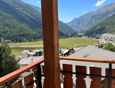 Apartment with Mountain View