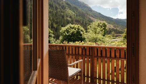 Two-Bedroom Apartment with Mountain View