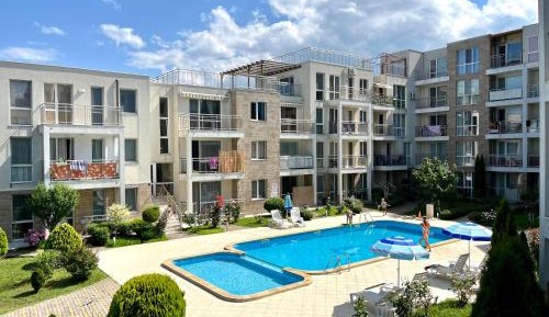 Apartment with Pool View 