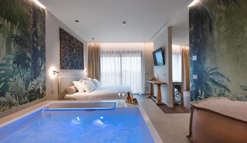 Suite with Hot Tub