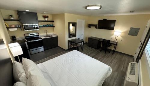 Deluxe Queen Suite