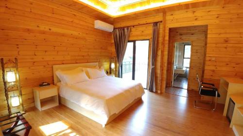 Queen Room with Garden View