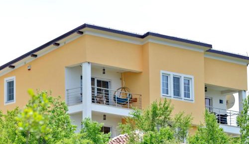 One-Bedroom Apartment with Lake View - 2