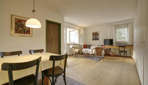 Apartment with Mountain View