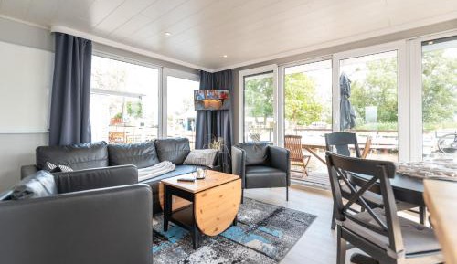 Apartment with Lake View