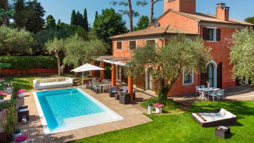 Six-Bedroom Villa 