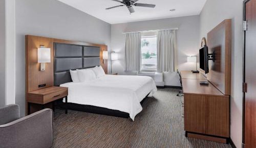 King Room with Roll-In Shower - Mobility/Hearing Accessible