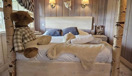 Perched Tree house - L'Ourson Blanc