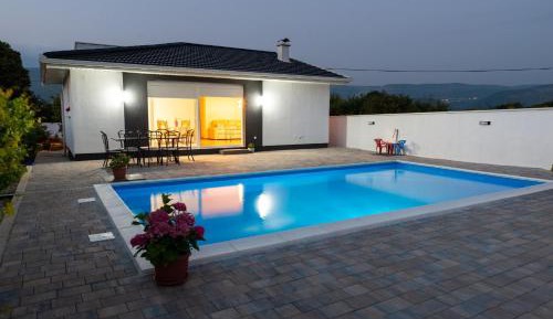 Villa with Swimming Pool