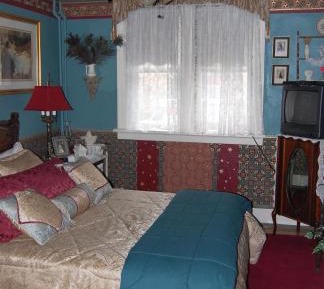 Queen Bed 2 Room Spa Bath