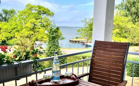 Apartment with Lake View