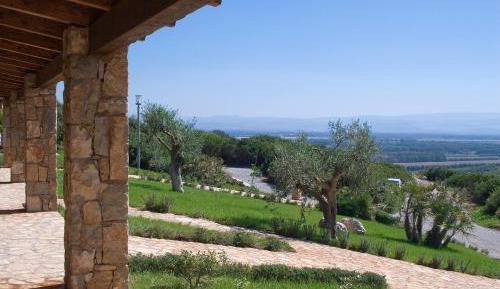 Deluxe One-Bedroom Apartment (2 Adults + 2 Children)