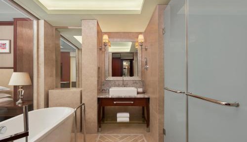 Deluxe King Room with City View
