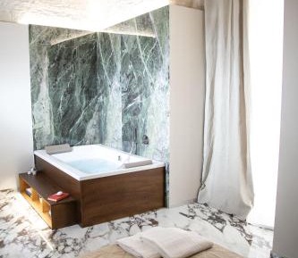 Queen Room with Spa Bath