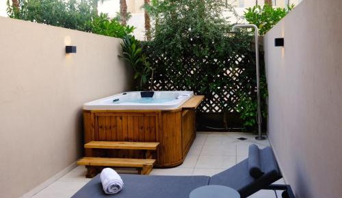  Garden Room with Jacuzzi
